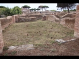 05292 ostia - regio iii - insula xi  caseggiato (iii,xi,1) - nordostecke - 1. raum - nordseite - bli ri sueden - 09-2023.jpg